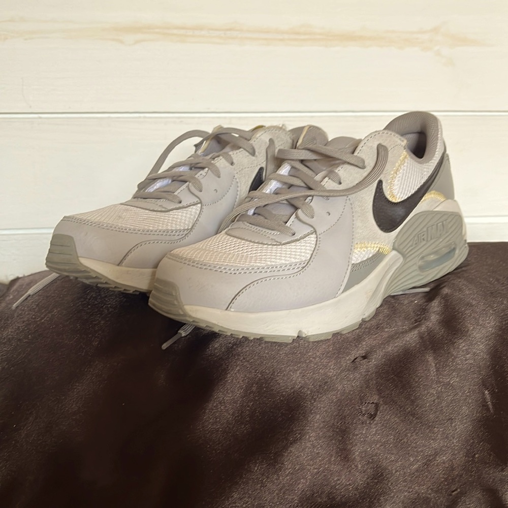 Women’s Airmax sneakers